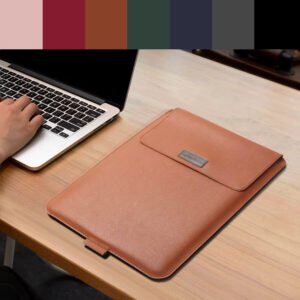 Housse Ordinateur avec Support PC Marron posée sur bureau, format fin et élégant, disponible en 7 coloris