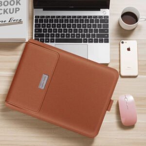 Housse PC portable marron caramel avec support intégré, idéale pour un usage quotidien.
