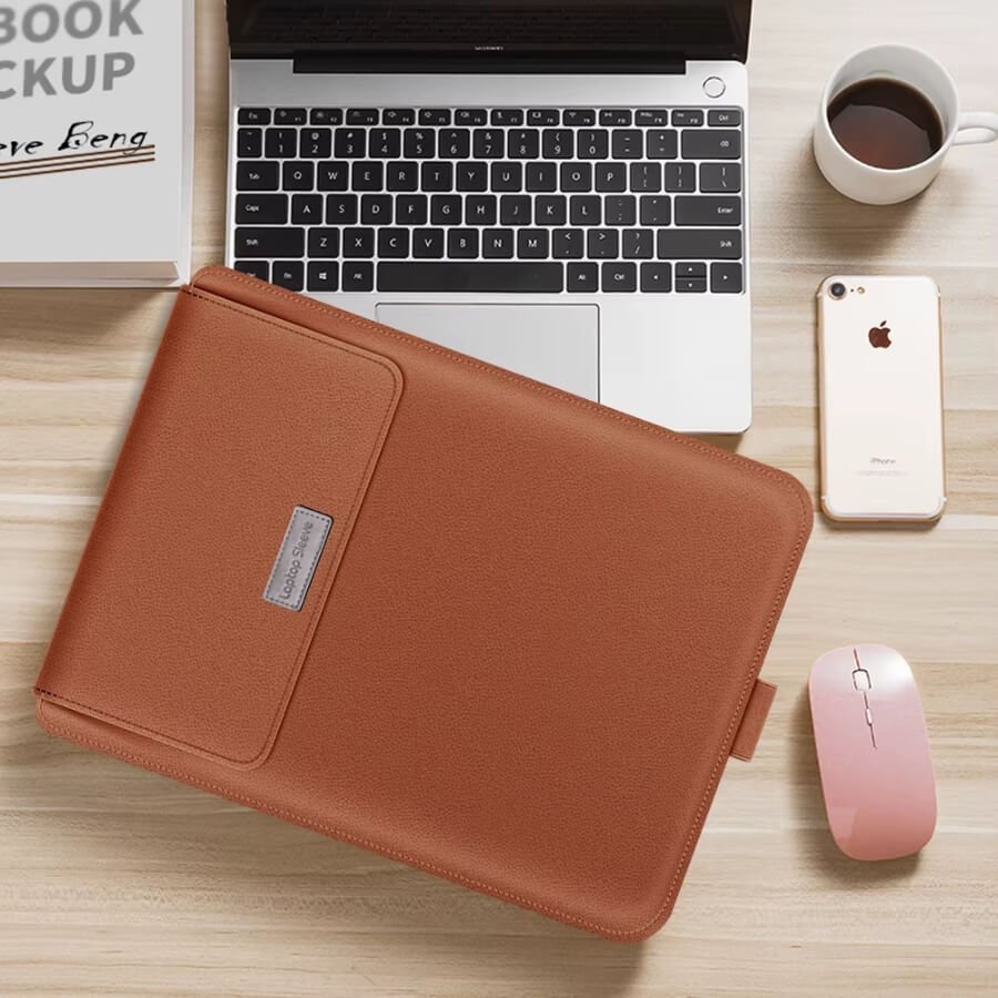 Housse PC portable marron caramel avec support intégré, idéale pour un usage quotidien.