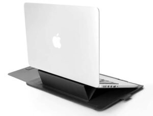 Support PC noir utilisé avec un MacBook, inclinaison ergonomique pour une meilleure posture.