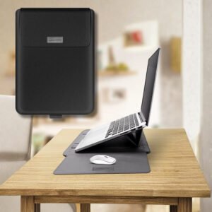 Housse PC portable noire à texture grainée, design professionnel posé sur un bureau moderne.