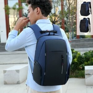 Sac A Dos Ordinateur Portable Homme Bleu porté en extérieur avec design moderne et silhouette ergonomique pour ordinateur 15 pouces