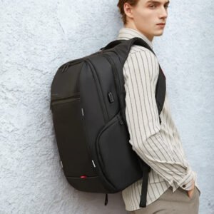 Sac à Dos Ordinateur Homme Ergonomique noir porté sur l’épaule, design professionnel élégant.