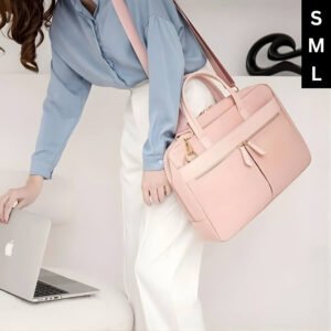 Sacoche Ordinateur Femme Moderne avec deux poches zippées et finition en cuir synthétique doux.