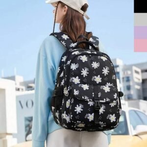 Jeune fille portant le Cartable Fleuri Fille Collège 15 pouces noir, look contrasté et tendance.