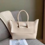 sac fourre tout de forme allongée beige