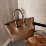 sac fourre tout femme allongé marron