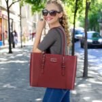 Sac Ordinateur Femme 17 Pouces Bordeaux Élégant Sac Ordinateur Femme 17 Pouces Bordeaux Élégant : pour le travail ou sortir en ville