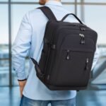 Sac Ă Dos Cabine avion 40x30x20 Homme Homme portant le Sac Ă Dos Cabine 40x30x20 Ă lâaĂ©roport.