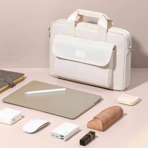 Sacoche Ordinateur 14 pouces blanche Femme posée sur un bureau avec accessoires, laptop