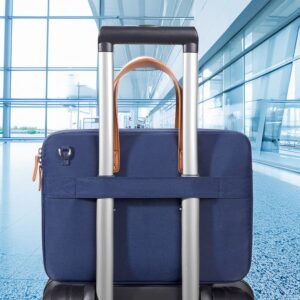 Sacoche ordi bleu marine fixée sur valise grùce à sa sangle de voyage arriÚre pratique.