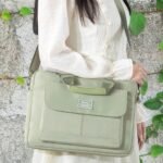 Sacoche Ordinateur Portable Femme Sac de travail femme 14 pouces élégant porté à l’épaule, coloris vert doux et finition premium.