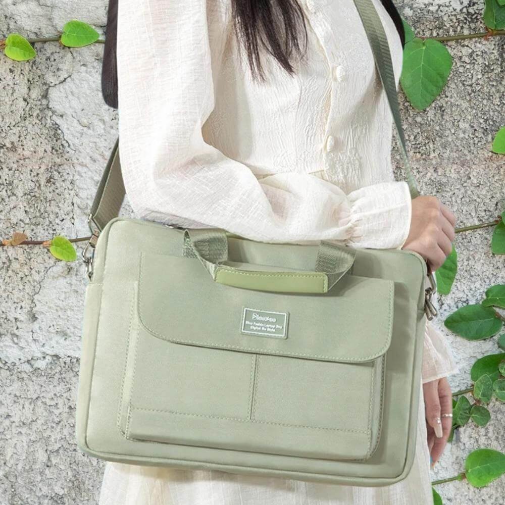 Sac de travail femme 14 pouces élégant porté à l’épaule, coloris vert doux et finition premium.