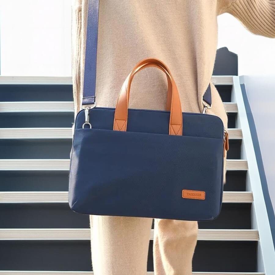 Sacoche ordinateur femme élégante portée en bandoulière, idéale pour le bureau ou les déplacements.