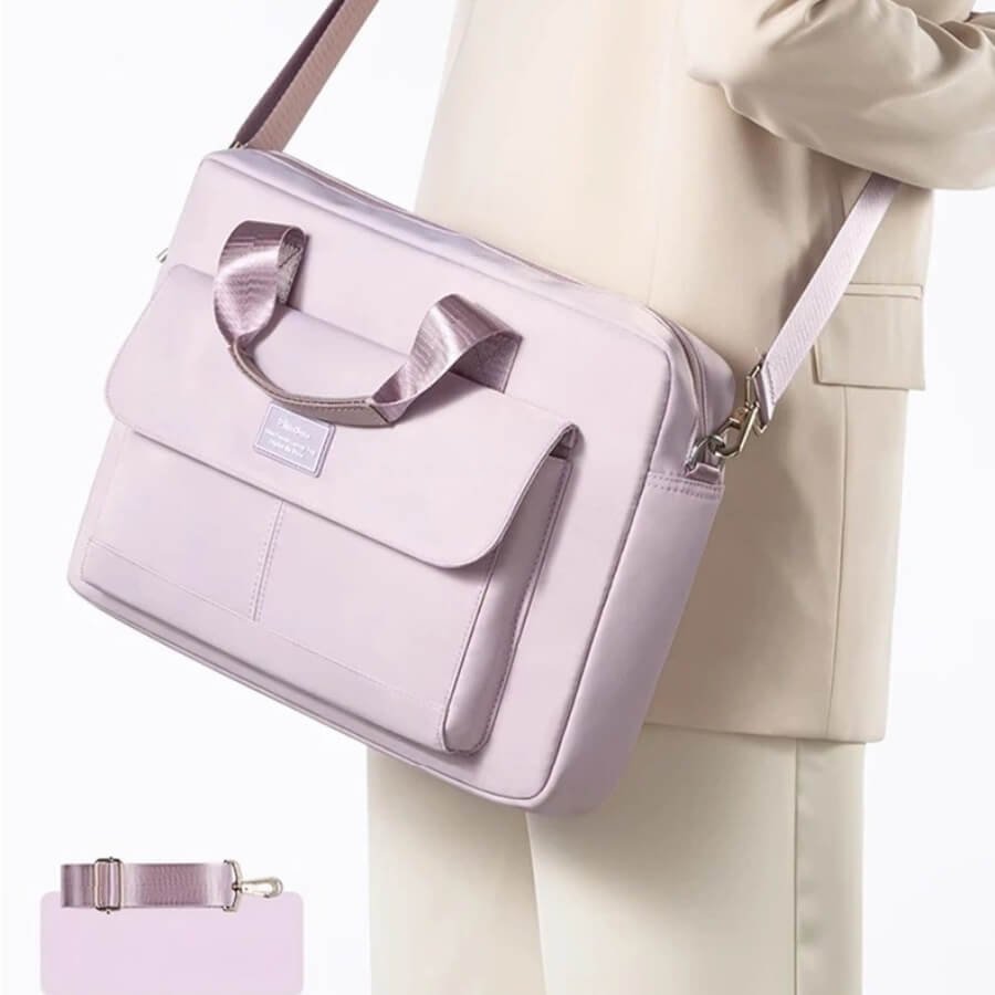Sacoche ordinateur femme rose poudré portée en bandoulière avec design chic et moderne.