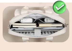 Organisation parfaite de la sacoche 13 pouces beige : chargeur, carnets et tablette bien rangés.