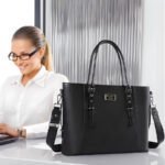 cabas-femme-17-pouces-noir-elegant-lifestyle-bureau Femme au bureau avec sac ordinateur femme 17 pouces noir élégant posé sur la table.