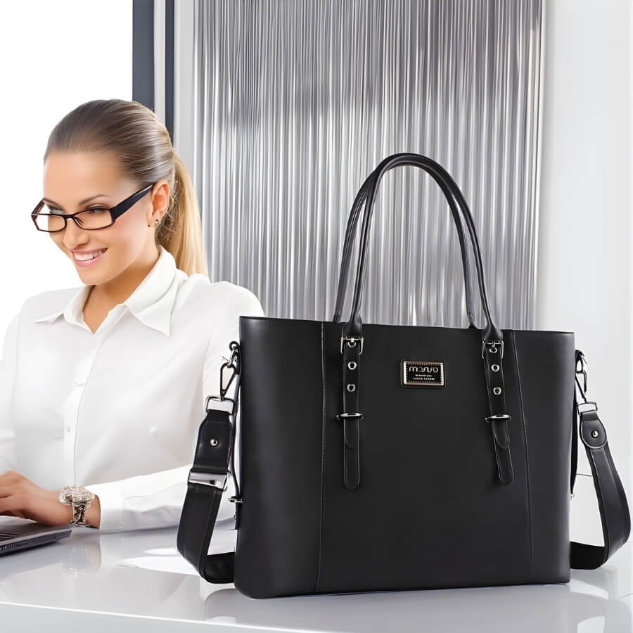 Femme au bureau avec sac ordinateur femme 17 pouces noir élégant posé sur la table.