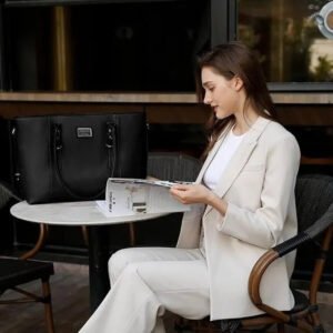 Femme en tailleur beige à la terrasse avec sac ordinateur femme 17 pouces noir élégant posé à côté.