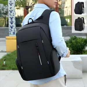 Sac A Dos Ordinateur Homme 15 pouces Noir porté en extérieur avec silhouette élégante et sobre.