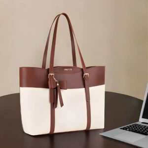 Tote Bag Ordinateur Femme 15.6 Pouces posé sur un bureau près d’un ordinateur portable.